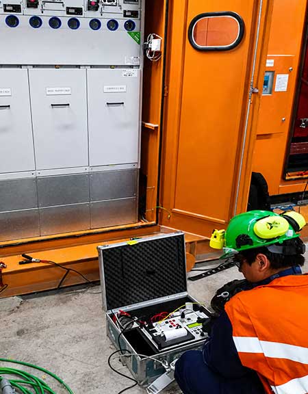 Mediciones y ensayos eléctricos de campo a subestación transformador de poder, interruptores MT y BT, cables y parametrización de relés de protección.